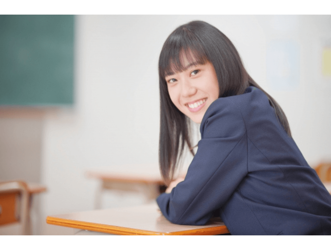 教室で笑顔の学生
