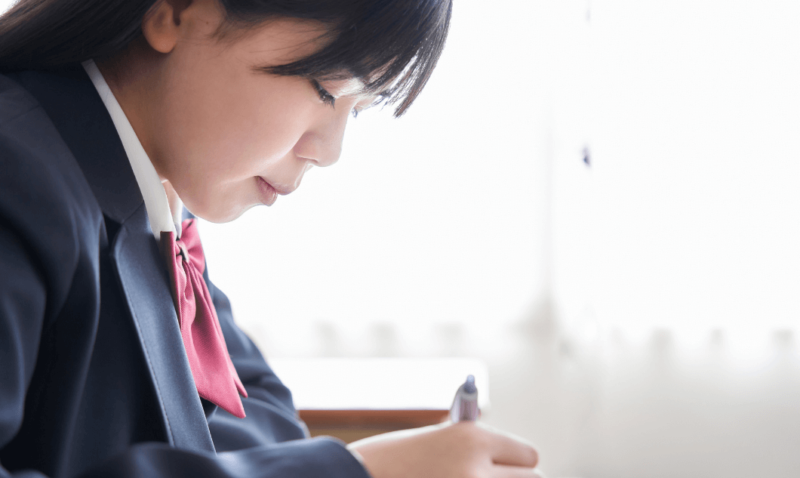 真剣に勉強に取り組む学生