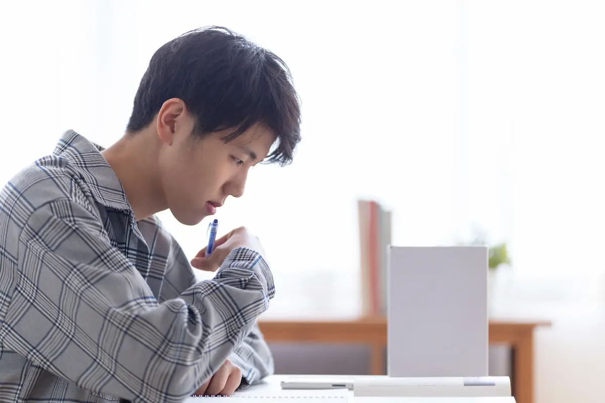 集中して勉強する男子学生